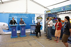 achim steiner und dag encke am deadline infostand auf der plaza der vielfalt in bonn